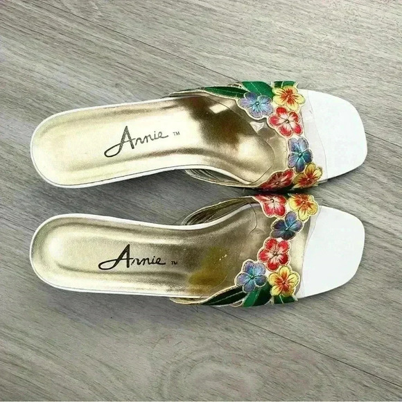 Vintage Annie lucite open toe heels with flowers - Picture 2 of 3